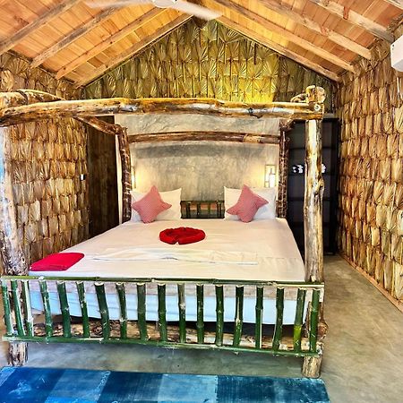 Swiss Kiss Beach Resort Uppuveli Bagian luar foto