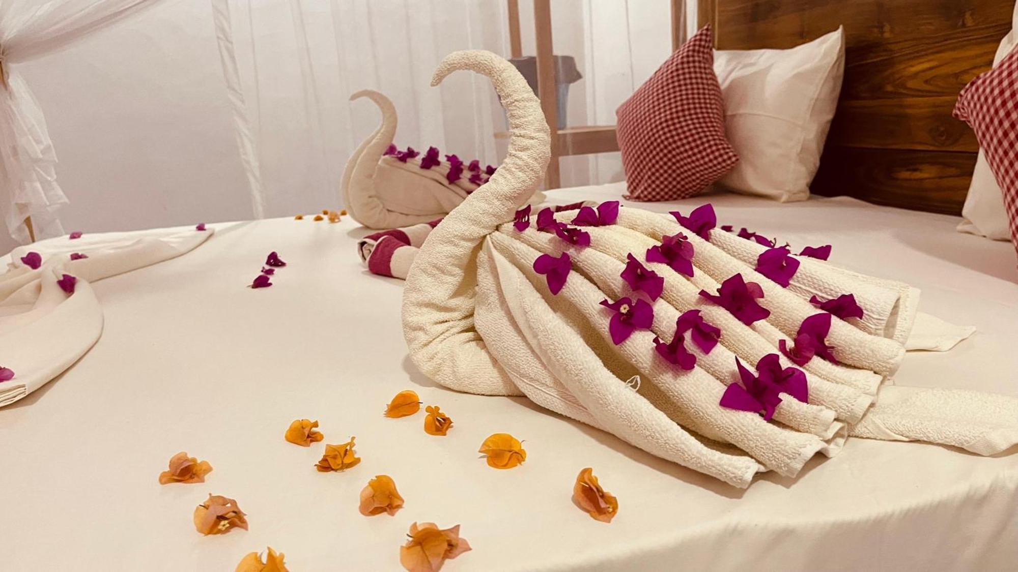 Swiss Kiss Beach Resort Uppuveli Bagian luar foto