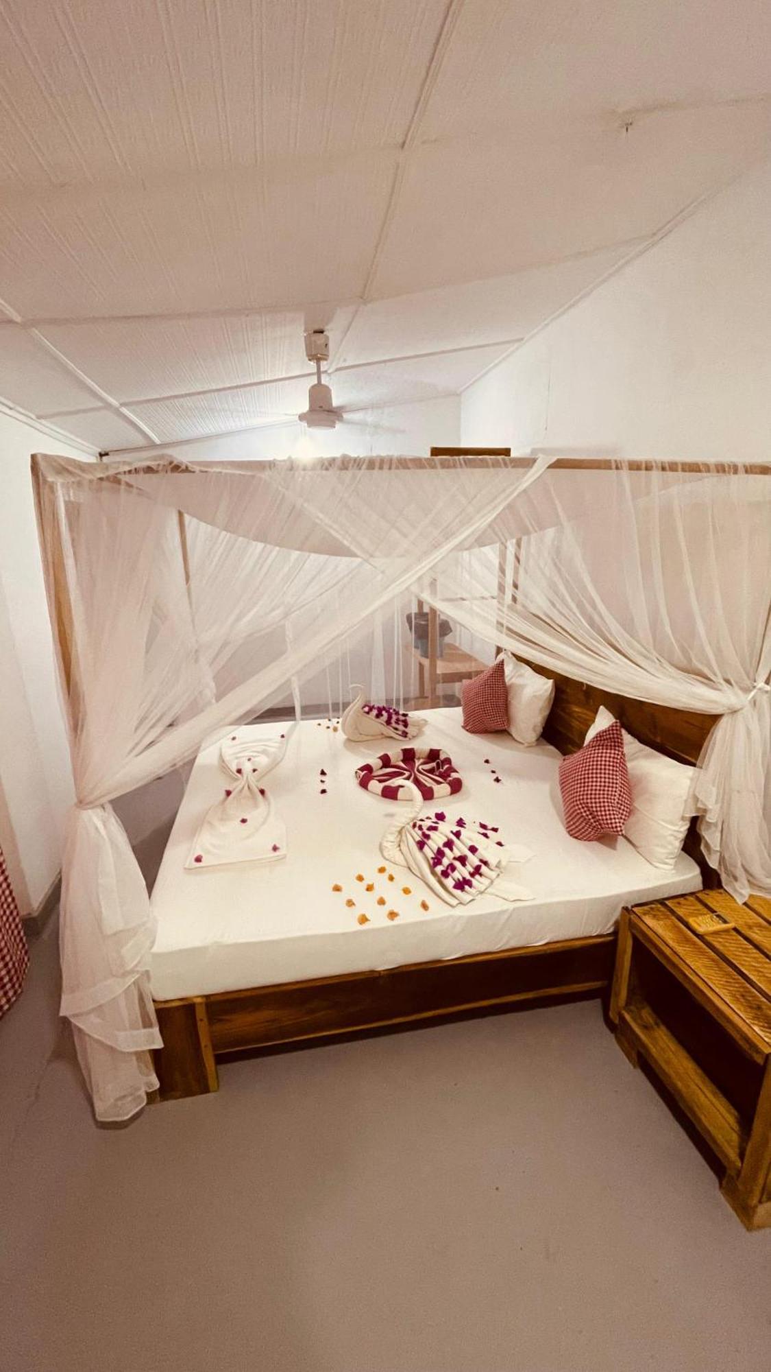 Swiss Kiss Beach Resort Uppuveli Bagian luar foto