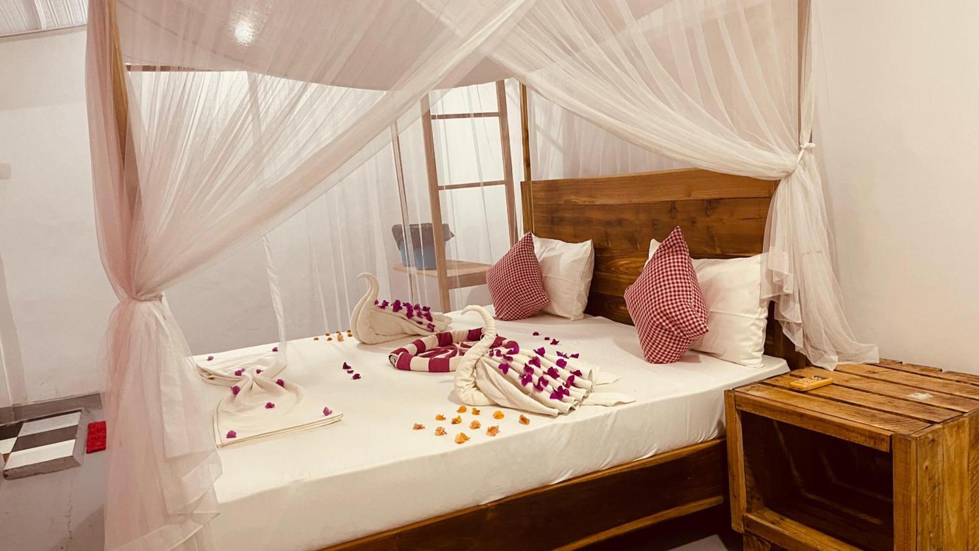 Swiss Kiss Beach Resort Uppuveli Bagian luar foto