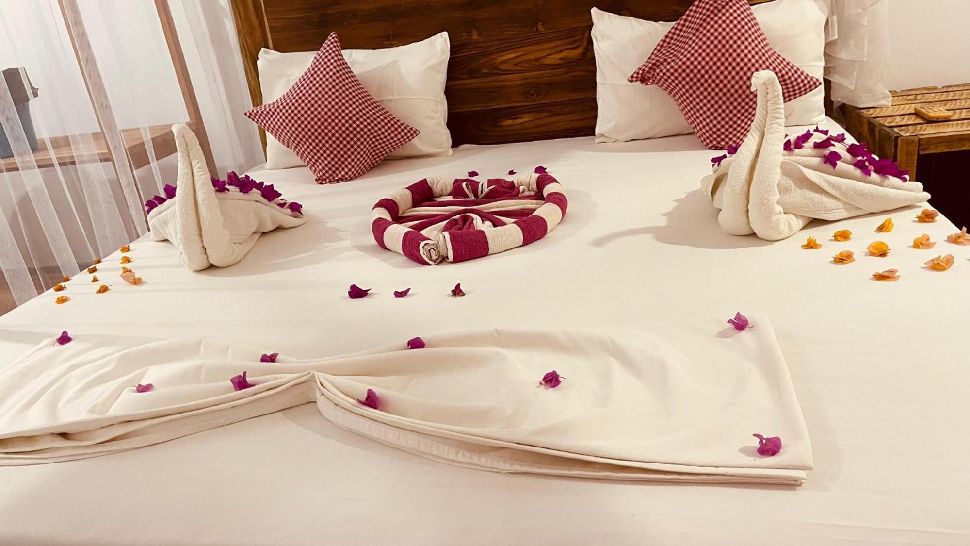 Swiss Kiss Beach Resort Uppuveli Bagian luar foto