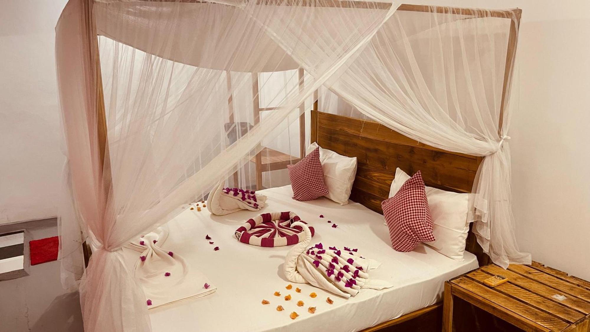 Swiss Kiss Beach Resort Uppuveli Bagian luar foto