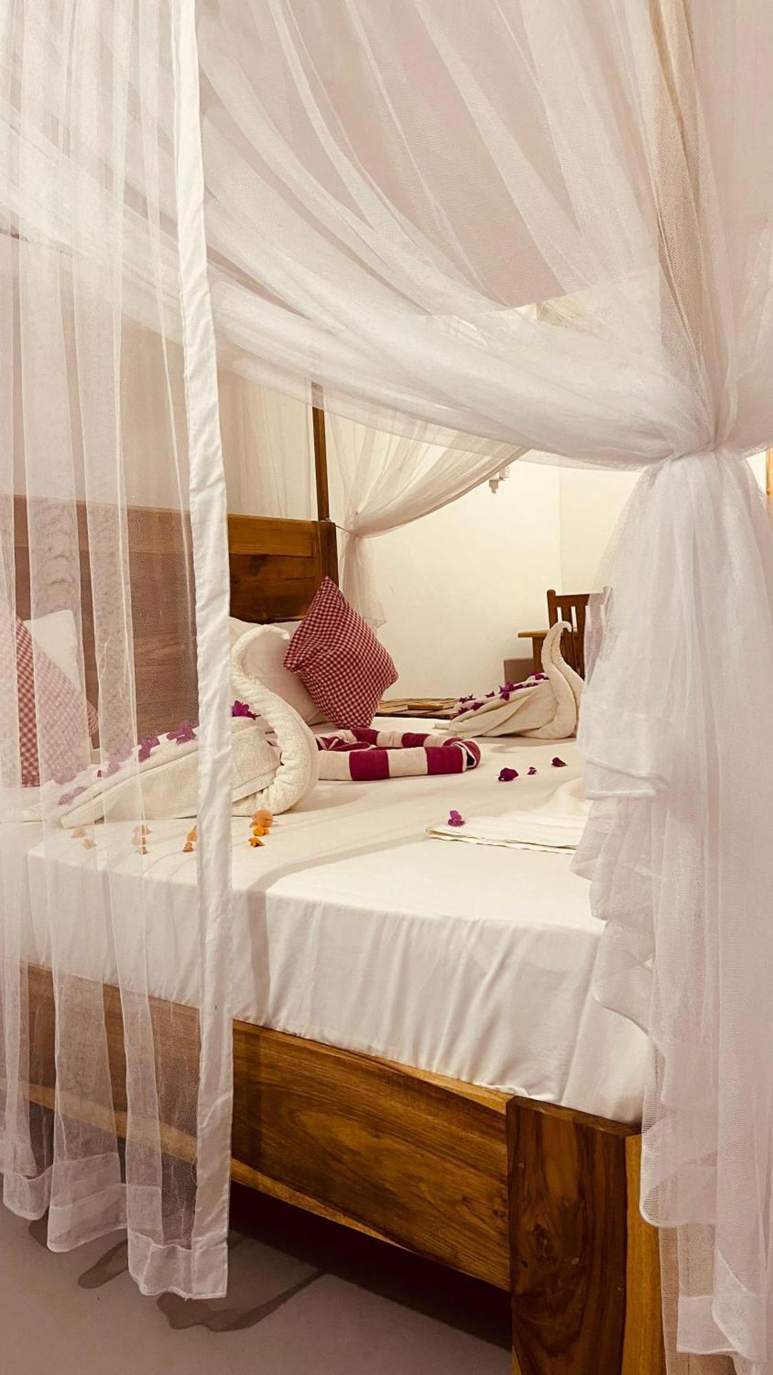 Swiss Kiss Beach Resort Uppuveli Bagian luar foto