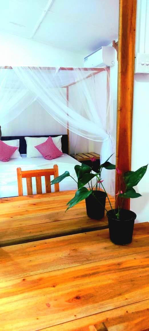 Swiss Kiss Beach Resort Uppuveli Bagian luar foto