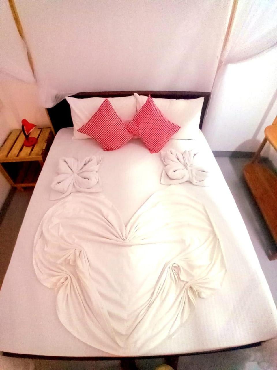 Swiss Kiss Beach Resort Uppuveli Bagian luar foto