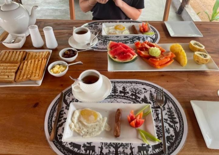 Swiss Kiss Beach Resort Uppuveli Bagian luar foto