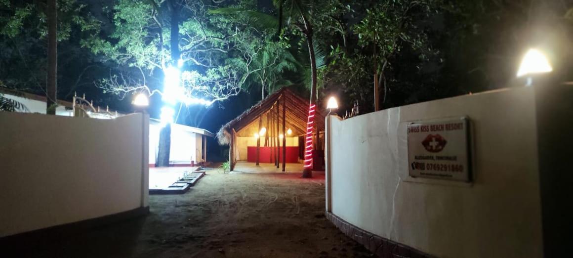 Swiss Kiss Beach Resort Uppuveli Bagian luar foto