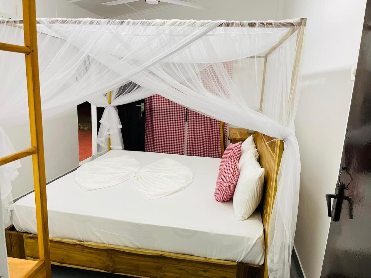 Swiss Kiss Beach Resort Uppuveli Bagian luar foto