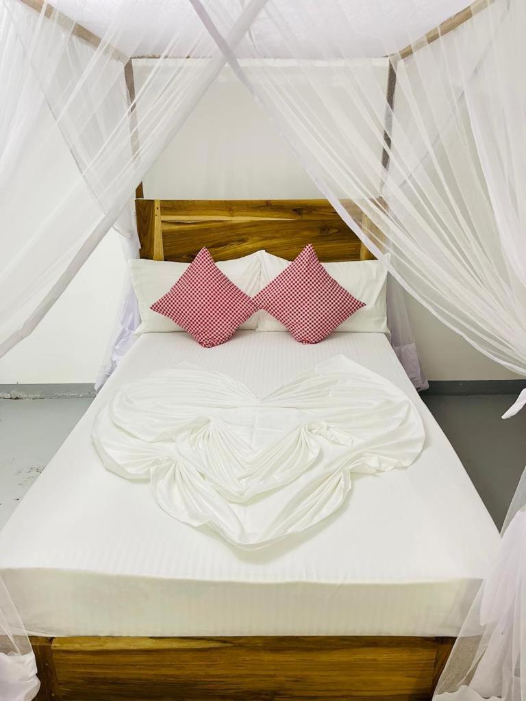 Swiss Kiss Beach Resort Uppuveli Bagian luar foto